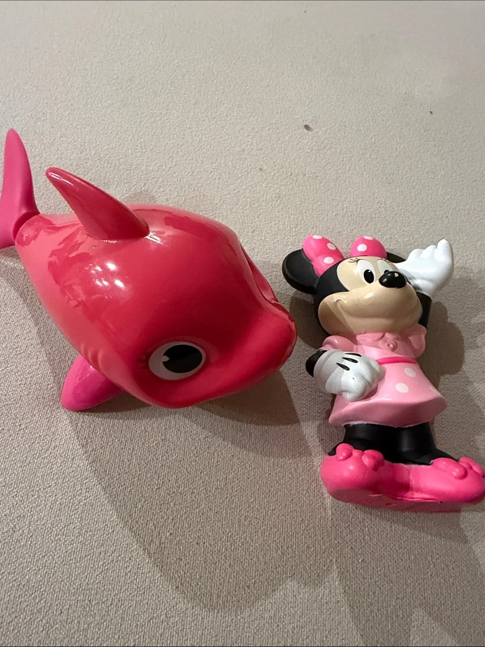ZURU Robo Alive singing shark with Disney Minnie bath toy